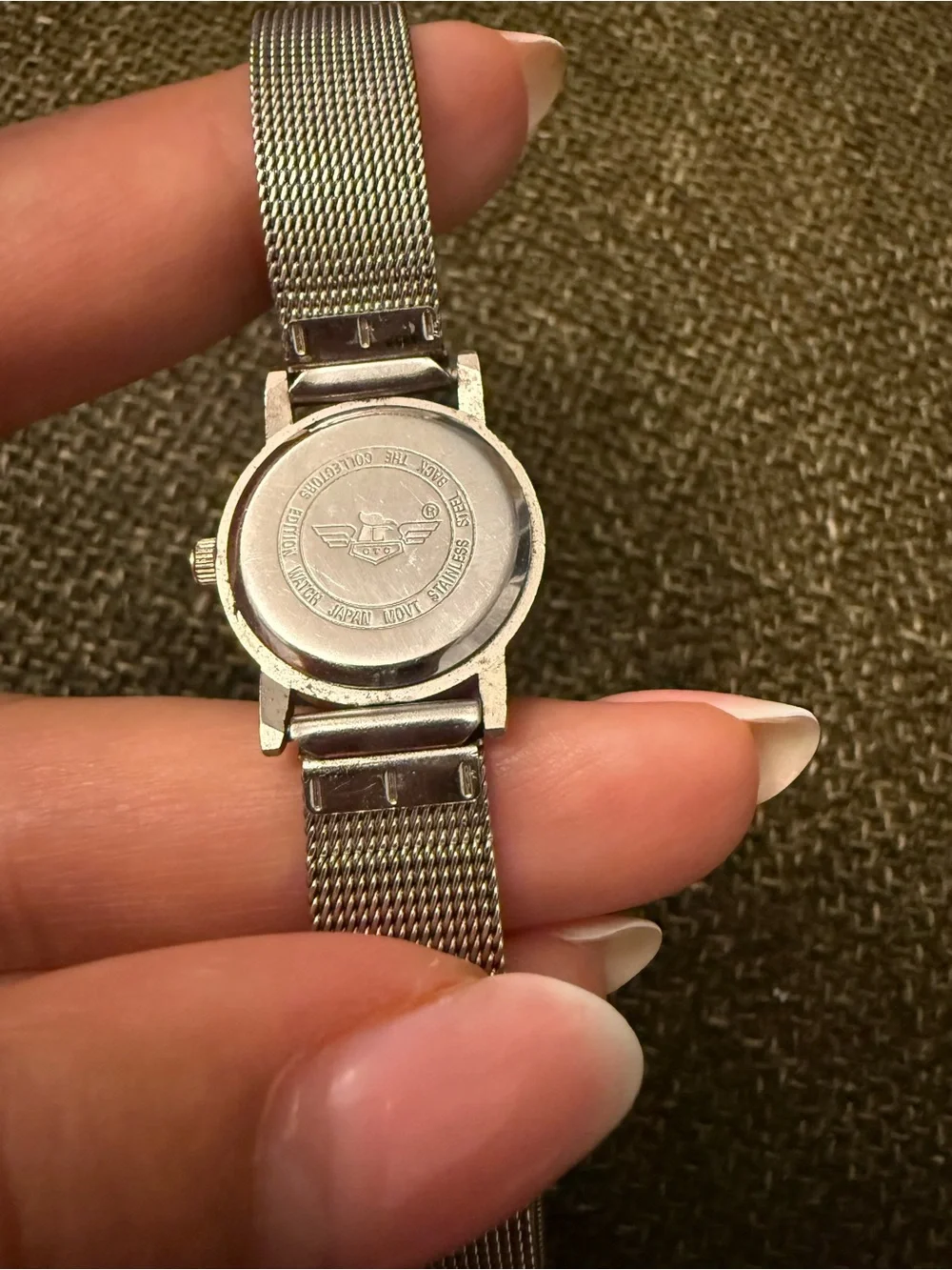 Silver Mesh Smartwatch-Style Quartz Watch with Mint Green Hands